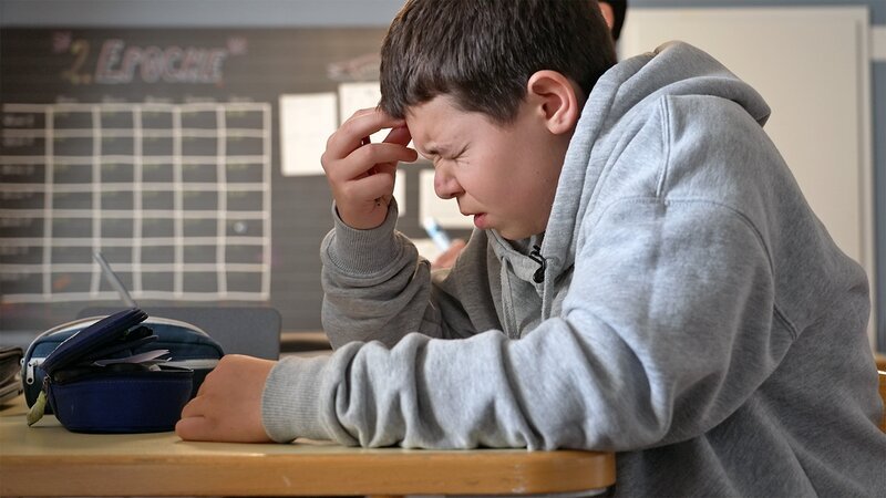 rec. Privatschulen – Warum wenden sich Familien von der Volksschule ab? Der 14-jährige Gian war in der Volksschule überfordert. – Bild: SRF