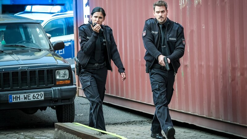 Pinar (Aybi Era) und Kris (Marc Barthel) gehen Informationen der Kripo bezüglich des Übergabeortes der gestohlenen Madonna nach. – Bild: ZDF/​Boris Laewen