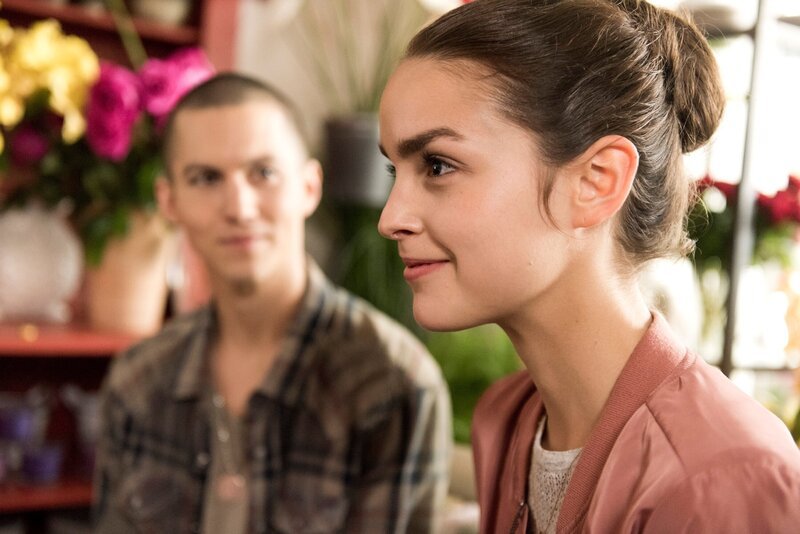 Leo (Tim Oliver Schultz) und Emma (Luise Befort) sind in geheimer MIssion unterwegs. – Bild: TV NOW /​ Martin Rottenkolb