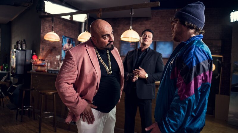 Hardy (Sascha Reimann, r.) will mit dem Wrestling-Star Honey Badger (Xatar, l.) verhandeln. – Bild: ZDF und Efe Cetinoezman