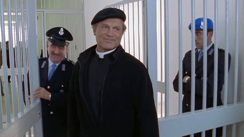 Don Matteo (Terence Hill) besucht die Insassen eines Gefängnisses. – Bild: Bibel TV