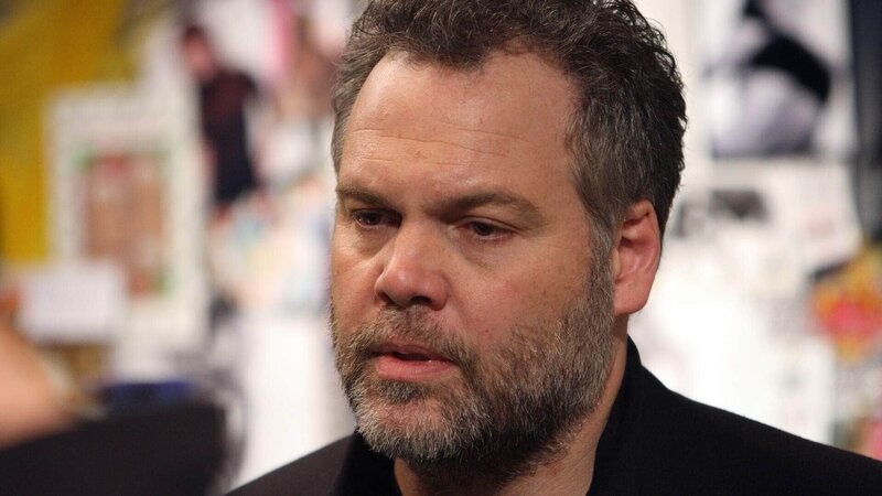 Goren (Vincent D’Onofrio) wird durch die Aufsichtsbehörde vom Dienst suspendiert. In diesem unfreiwilligen Urlaub lernt er einen ebenfalls suspendierten Polizisten kennen. Die Verwendung des sendungsbezogenen Materials ist nur mit dem Hinweis und Verlinkung auf TVNOW gestattet. – Bild: RTL /​ USA Network /​ Eric Liebowitz