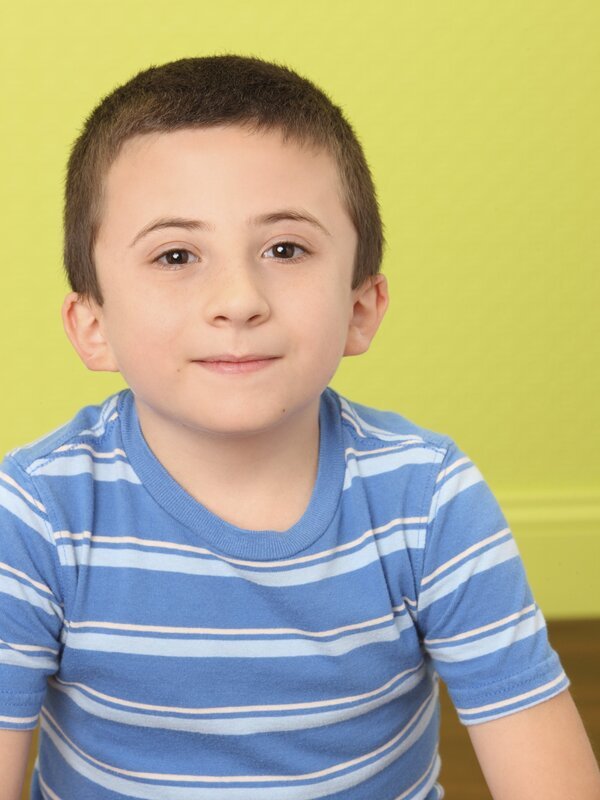 (1. Staffel) – Brick Heck (Atticus Shaffer) ist das Nesthäkchen der Familie und ist als intelligenter Bücherwurm so etwas wie das schwarze Schaf der Familie … – Bild: Warner Brothers Lizenzbild frei