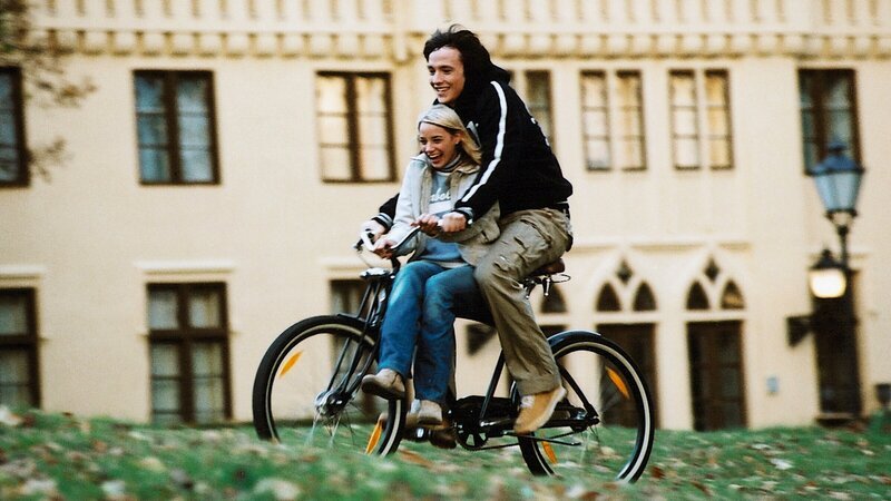 Frisch verliebt: Biancas Bruder Heiko (Ralph Kretschmar) und Bankierstochter Sofia (Jytte-Merle Böhrnsen). – Bild: Britta Krehl