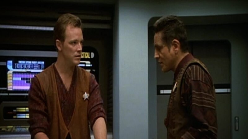 Tom Paris (Robert Duncan McNeill) und Chakotay (Robert Beltran) – Bild: Tele 5