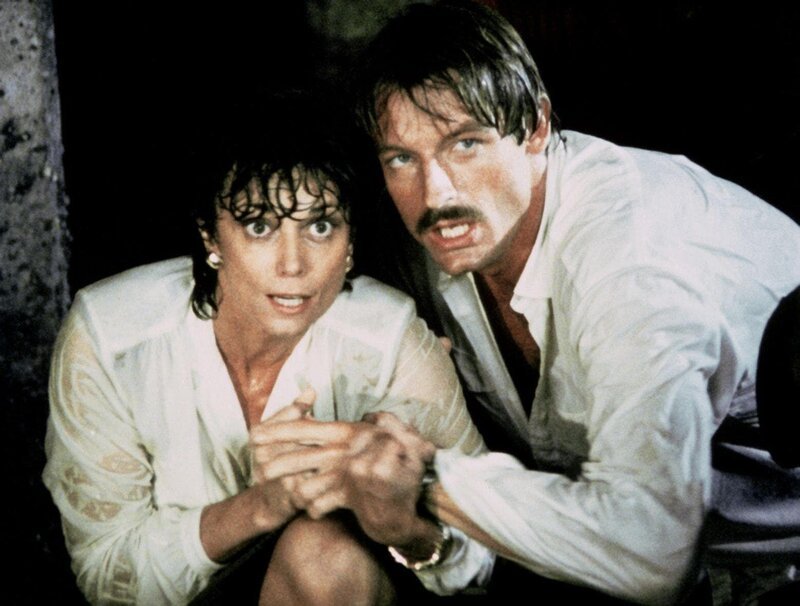 Die Journalistin Tawny (Tricia O’Neil) und Cody (Perry King) sind nur knapp einen Mordanschlag entkommen. – Bild: RTL Crime