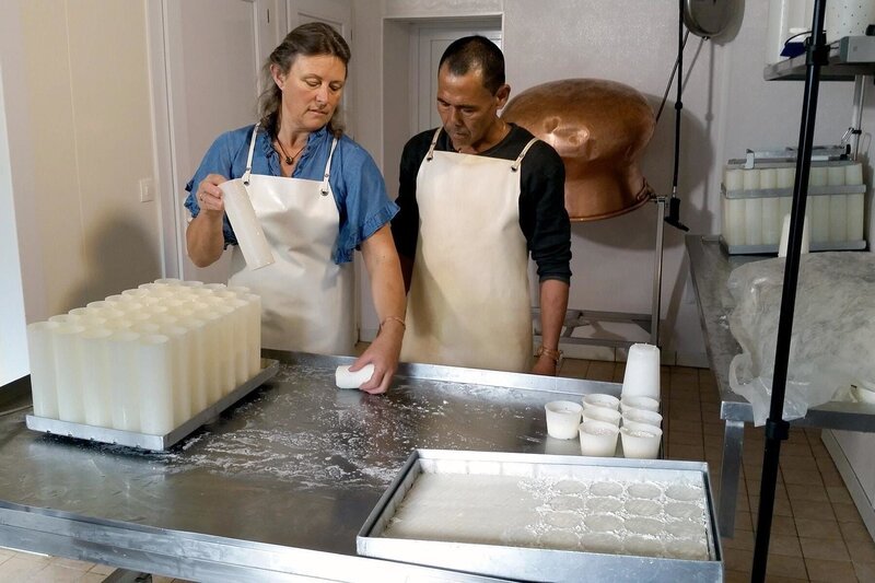 Auf Rebeccas Hof produzieren Rebecca und Ashok gemeinsam Ziegenkäse und fachsimpeln über die besten Methoden. – Bild: Maxime Barbasetti