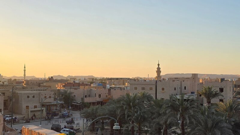 Die Oasenstadt Siwa liegt einsam inmitten des Großen Sandmeeres der ägyptischen Sahara. – Bild: K22 /​ Daniele Pulverer