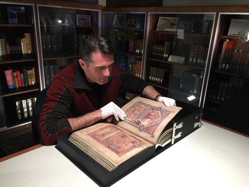 Rob examines ancient Irish text in the Book of Kells. – Bild: Discovery Communications
