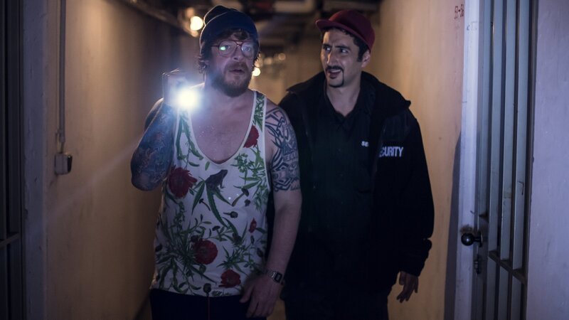 Sol (Eko Fresh, r.) und Hardy (Sascha Reimann, l.) sind im Keller auf „Entdeckungsmission“. – Bild: ZDF und Efe Cetinoezman