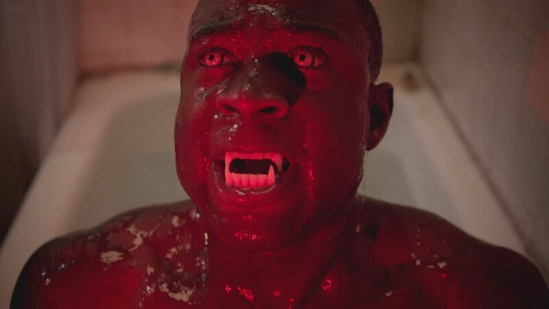 Sämtliche anwesenden Werwölfe fangen an, schreckliche Dinge zu sehen und zu hören und verhalten sich mehr als seltsam. Schnell wird klar, dass es der Darach bei seinen nächsten Opfern auf die Werwölfe abgesehen hat. – Bild: RTL II