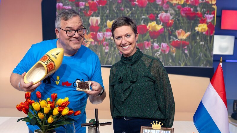 Nancy Obbema, Schulleiterin der niederländischen Schule in München, teilt ihr Wissen über die niederländische Kultur mit Elton. – Bild: ZDF und Ralf Wilschewski