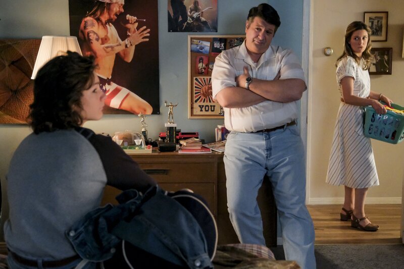 „Young Sheldon“, „Atomkraft, Liebeskummer und Dads erster Schwarm.“ George beschwert sich, dass die Stromrechnung zu hoch ist. Also beschließt Sheldon einen zusätzliche Energiequelle für seine Familie zu erschließen. Nichts leichter als einfach einen Atomreaktor zu bauen. Es gibt nur ein Problem: wo bekommt Sheldon radioaktives Material her? Georgie hingegen ist todunglücklich. Veronica hat einen festen Freund. Um sie unzustimmen schreibt er einen Liebesbrief. Im Bild (v.li.): Montana Jordan (George Cooper Jr.), Lance Barber (George Cooper Sr.), Zoe Perry (Mary Cooper). – Bild: WBEI