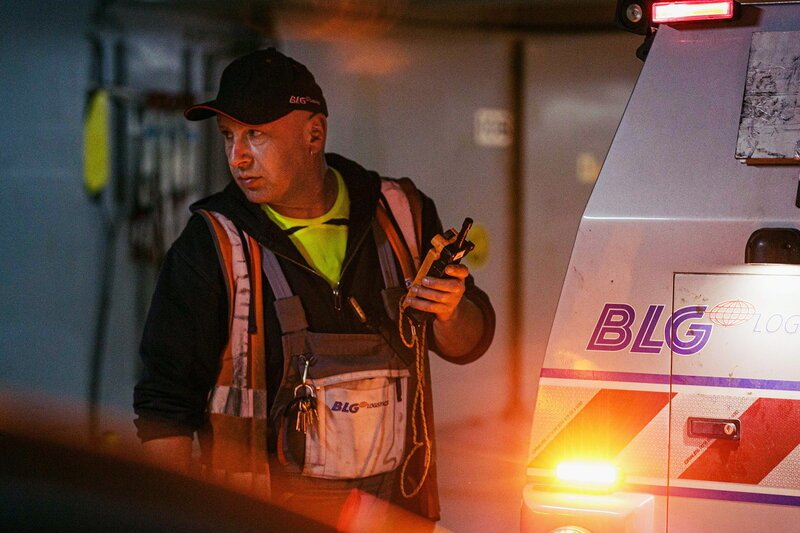 Pulsschlag Hafen
Probleme an der Hafenkante
Welcher Auftrag als nächstes kommt weiß Pannenhelfer Deev Wiebusch nie im Vorfeld. Er muss auf jeden Defekt reagieren können und dafür sorgen, dass alles läuft. – Bild: SRF2