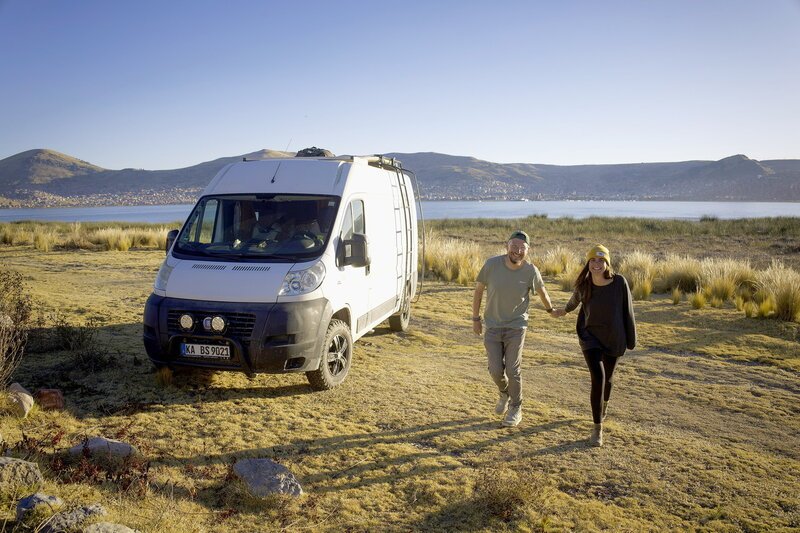 Freies Stehen mit ihrem Camper bei Puno am Titicacasee. Für Sebastian und Svenja erfüllt sich ihr Traum vom Vanlife in Südamerika. – Bild: SRF/​ZDF/​Hans Jakobi