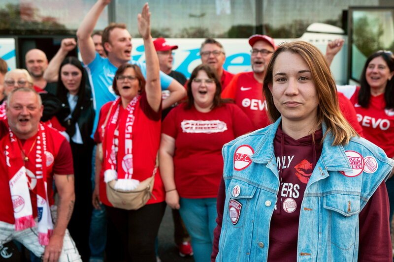 7 Tage? …?unter Fans Reporterin Lena Reidt (vorne Mitte) taucht in die Fanszene der Offenacher Kickers ein um zu verstehen, warum die Liebe zu einem Verein derart groß ist und was es für den Alltag bedeutet. – Bild: SRF2