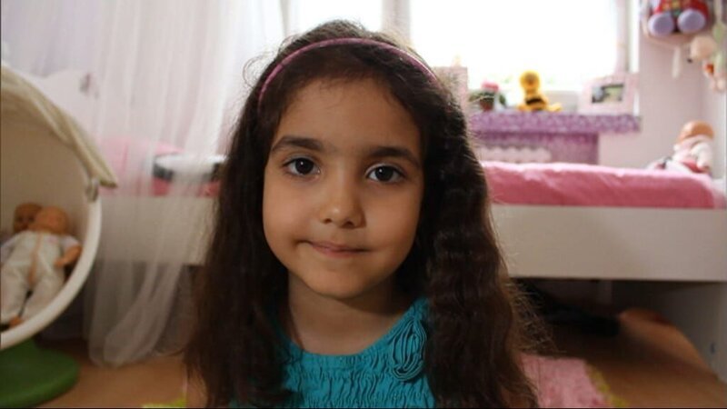 Zehra wünscht sich eine neue Frisur und lässt sich von ihrer Tante die Haare schneiden. – Bild: WDR/​Die Sendung mit dem Elefanten