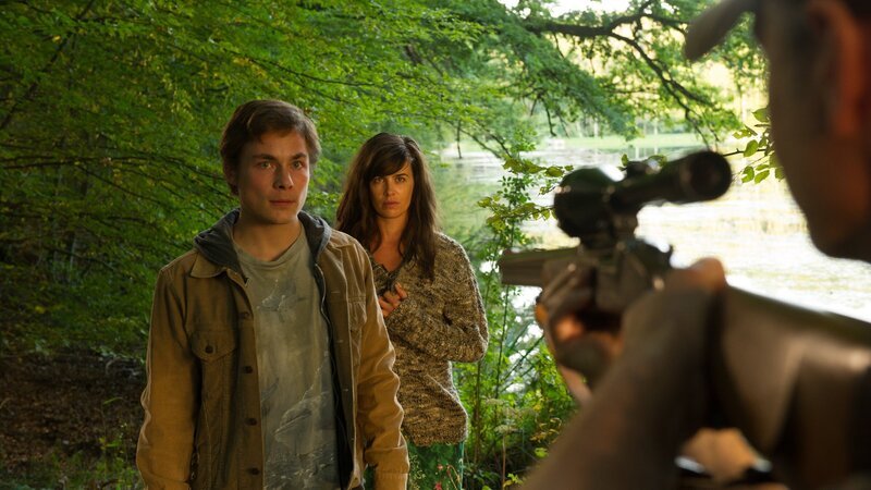 Was veranlasst Philipp Brunner (Christoph Grunert, r. im Bildanschnitt) mit einem Gewehr auf seinen Sohn Mirko (Ferdinand Lehmann) und dessen Freundin Ina Timm (Julia-Maria Köhler) zu zielen? – Bild: ZDF und Markus Fenchel