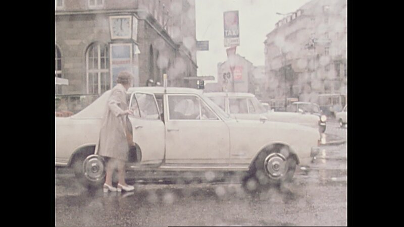 Ein Taxi fährt auch bei schlechtem Wetter. – Bild: BR/​NDR