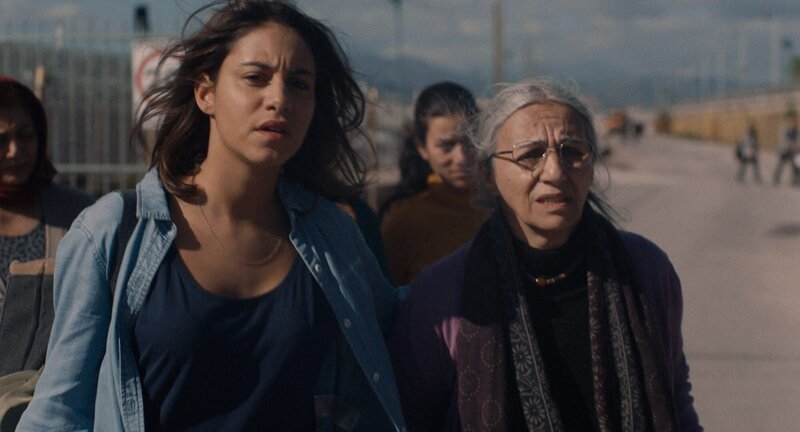 Rojda Xani (Almila Bagriacik, l.) und ihre Mutter Ferhat (Maryam Boubani, r.) verlassen das griechische Flüchtlingslager. – Bild: Pallas Film / Match Factory Prod / ZDF Rojda Xani (Almila Bagriacik, l.) und ihre Mutter Ferhat (Maryam Boubani, r.) verlassen das griechische Flüchtlingslager. – Bild: Pallas Film / Match Factory Prod / ZDF