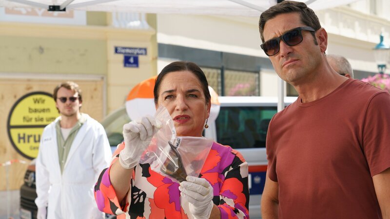 Spurensicherer Julius Rubatsch (Max Fischnaller, l.) ist mit Gerichtsmedizinerin Dr. Franziska Beck (Maria Happel) und Bezirksinspektor Klaus Lechner (Andreas Kiendl, r.) auf Spurensuche rund um den Tatort. – Bild: ZDF und Petro Domenigg/​FILMSTILLS.AT KG.