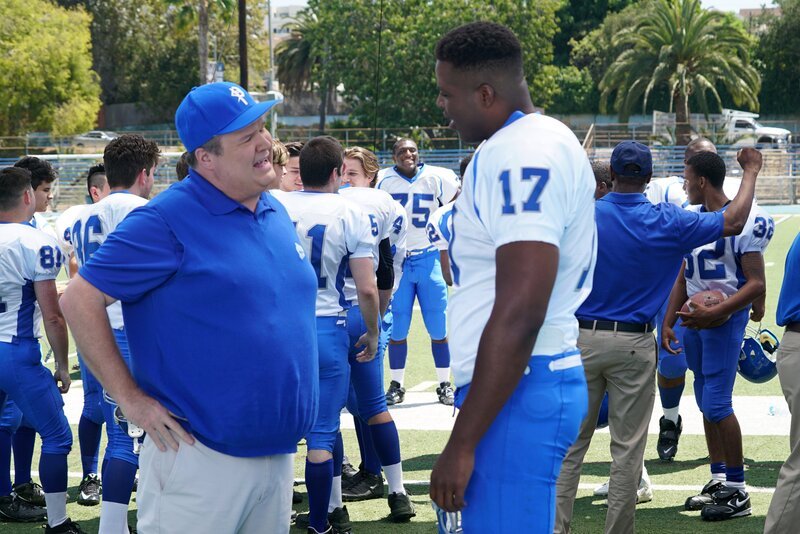 v.li.: Eric Stonestreet (Cameron Tucker), Winston Duke (Dwight). – Bild: Disney