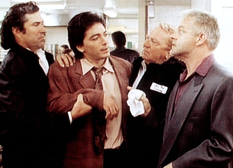 Jack (Scott Baio, 2.v.l.) erkundigt sich vorsichtig bei Big Angie (Michael Champion, r.), welche Medikamente er von Dr. Nash erhalten hat. Angies Bodyguards halten Jack in Schach. – Bild: Sat.1 Gold