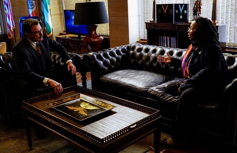 L-R: Frank Reagan (Tom Selleck) and City Council Speaker Regina Thomas (Whoopi Goldberg) – Bild: CBS Broadcasting Inc.