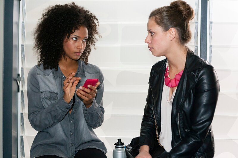 Letizia (Jennifer Dessin-Brasching, l.) mimt vor Melanie (Anna-Katharina Fecher) die Unschuldige und spielt die Trösterin, obwohl sie selbst für Melanies Dilemma gesorgt hat. – Bild: RTL /​ Kai Schulz