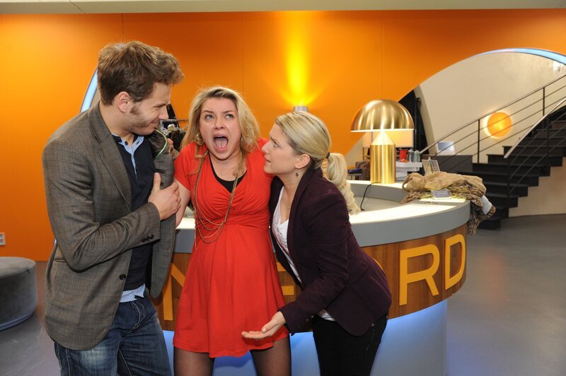 Die Geburt von Katjas (Karolina Lodyga, M.) Kind steht unmittelbar bevor. Doch werden Anna (Jeanette Biedermann, r.) und Enrique (Jacob Weigert, l.) ihr helfen können … – Bild: SAT.1 /​ Claudius Pflug