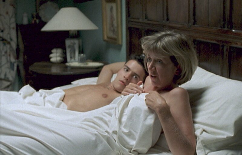 Der attraktive Peter Drinkwater (Orlando Bloom, l.) hat ein lohnendes „Arrangement“ mit der Frau des Tierarztes in Midsomer Mallow, Laura Brierly (Marsha Fitzalan, r.). – Bild: ZDF/​All3Media