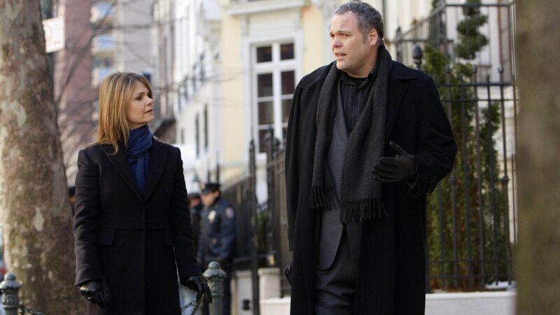 Wer hat den Mord an einem Drogenabhängigen auf dem Gewissen? Der Bauunternehmer? Der Stadtrat? Goren (Vincent D’Onofrio) und Eames (Kathryn Erbe) ermitteln. – Bild: RTL /​ NBC