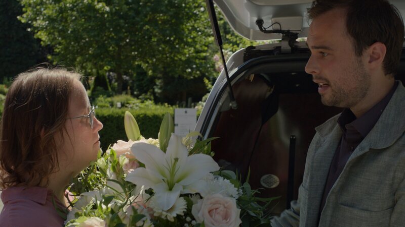 Lila (Carina Kühne, l.) fragt sich, was Oskar (Tom Gronau, r.) so wichtiges zu tun hat, dass er die ganze Arbeit auf sie abwälzt. – Bild: ZDF und Christian Klopp