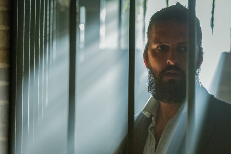 Nemo (Shazad Latif) landet auf der Insel Karajaan im Gefängnis. – Bild: ZDF und Vince Valitutti/​Disney+