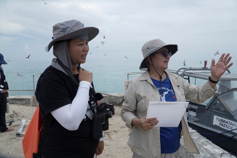 Angelique Songco, „Mama Ranger“ (rechts) in Begleitung klärt über die Wichtigkeit und Arbeit der Ranger Station im Riff auf. – Bild: Johannes Berger & Stephan Krasser /​ Terra Mater Studios, NDR /​ Terra Mater Studios GmbH