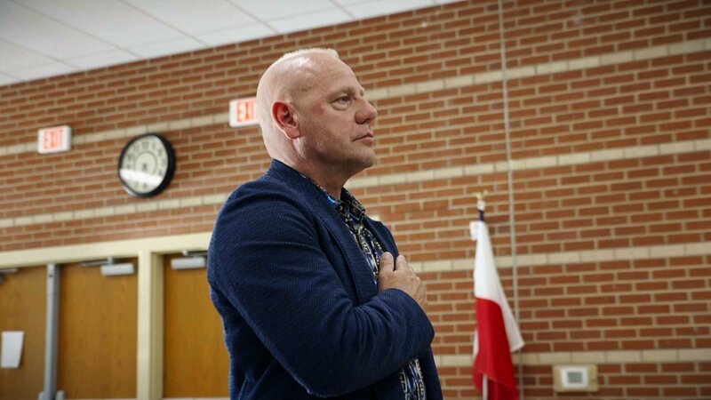 Ein Rückblick aus Staffel 4 von „Der Germinator“: Manfred erhält einen „Leadership Award“ (spezifisch) – Bild: Warner Bros. Discovery, Inc. or its subsidiaries and affiliates. All rights reserved. /​ Tobias Krappweis, Simon Kandemir