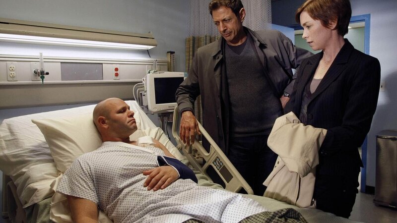 Das Ermittler-Duo Nichols (Jeff Goldblum, M.) und Wheeler (Julianne Nicholson) befragen den verletzten Frank Stroup (Domenick Lombardozzi). Ob der Patient die laufenden Ermittlungen unterstützen kann? – Bild: MG RTL D /​ NBC Universal