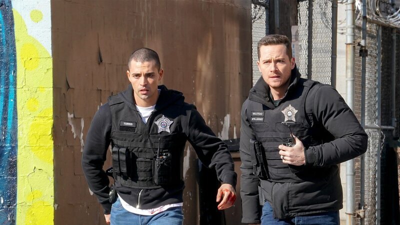 Jose Torres (Dennis Garcia, l.) und Jay Halstead (Jesse Lee Soffer, r.) – Bild: AXN Black