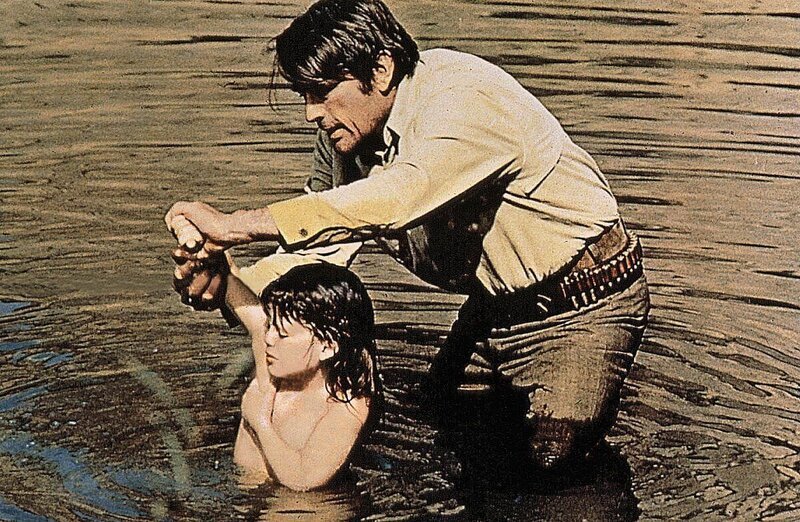 Clay waescht die kleine Decky im Fluss. – Bild: Kabel Eins Classics Clay waescht die kleine Decky im Fluss. – Bild: Kabel Eins Classics