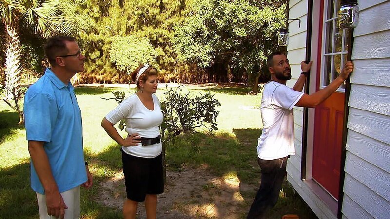 Nach einigen finanziellen Rückschlägen entschließen sich Adam und Jennipher, sich mit ihrer Familie zu verkleinern. Das Paar sucht nach einem winzigen mobilen Häuschen, das für sie und ihre beiden Kinder geeignet ist. Vor allem soll es sie vor dem unvorhersehbaren Wetter in Florida schützen und sie ihrem Ziel zu einem schuldenfreien Leben näher bringen. – Bild: HGTV