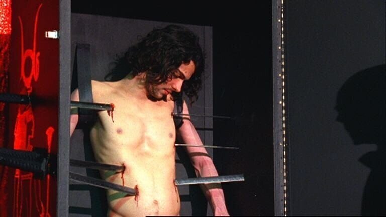 In einem Sarkophag wird die Leiche des Magiers Miles Stone (Jeremy Gender) gefunden. Er wurde mit Schwertern durchbohrt! – Bild: VOX/​VP