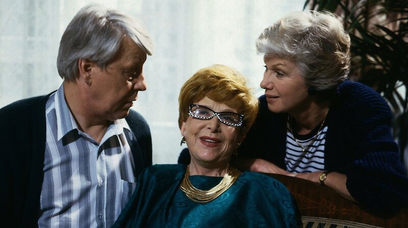 Erleichtert atmen Hannelore (Maria Sebaldt, r.) und Eberhard (Stephan Orlac, l.) auf, als der übermüdete Nachtschwärmer Käthe (Edith Schollwer, M.) die Augen öffnet. – Bild: ZDF und Terranova