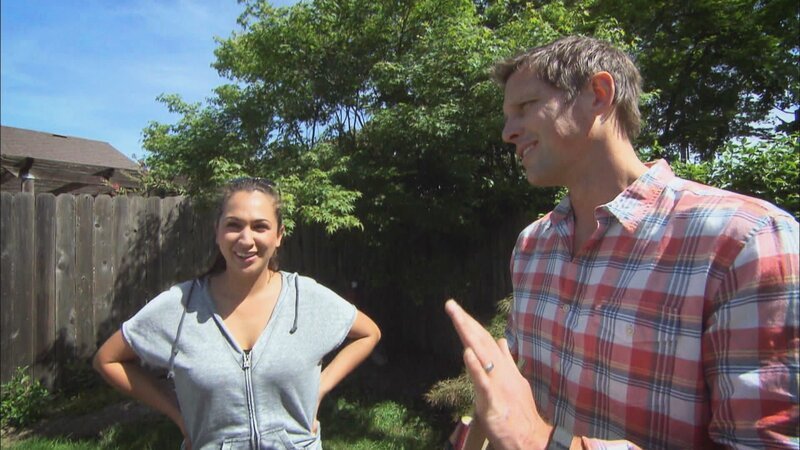 Der Garten von Grundschullehrern Katie und Feuerwehrmann Ian ist so wenig einladend, dass sie ihn selbst nicht nutzen. Er hat die Umgestaltung von Chris Lambton bitter nötig, denn außer einem billigen Grill und einer vertrockneten Wiese hat er nichts zu bieten. – Bild: HGTV