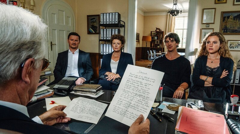 Große Überraschung! Hubert Merow (Gerd Anthoff, li.) liest Ferdinand (Shenja Lacher), Elsa (Ulli Maier), Jesper (Florian Maria Sumerauer) und Rike (Klara Deutschmann) das Testament vor. – Bild: ARD Degeto/​Hendrik Heiden