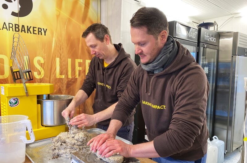 Bäckermeister Daniel Petruccelli (links) und Solarbakery-Erfinder Simon Zimmermann entwickeln neue Backrezepte. – Bild: MDR/​Nathalie Pfeiffer