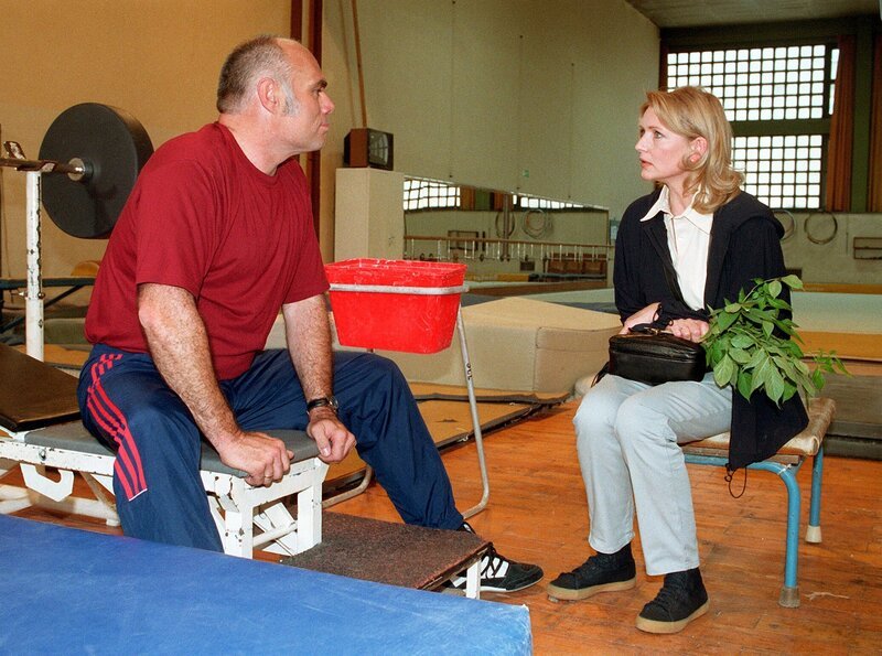 MDR Fernsehen IN ALLER FREUNDSCHAFT FOLGE 87, „Du schaffst es“, am Freitag (08.06.12) um 12:30 Uhr. Elena (Rita Feldmeier) tut, was sich ihr Sohn nicht traut. Sie spricht mit ihrem Mann Ottmar (Ludger Burmann) über Svens Probleme. – Bild: MDR/​Laue