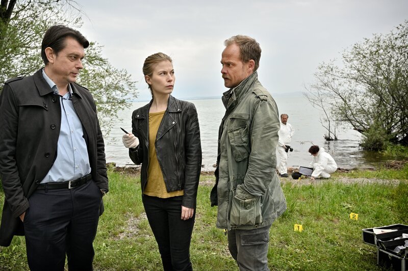 Am Tatort angelangt erfahren die Ermittler Hannah Zeiler (Nora Waldstätten, M.) und Micha Oberländer (Matthias Koeberlin, r.) von ihrem Kollegen Thomas Komlatschek (Hary Prinz, l.), dass das Opfer noch lebt und ins Krankenhaus gebracht wird. Ist der Sohn des Opfers aber wirklich dem Krankenwagen gefolgt? – Bild: ZDF und Patrick Pfeiffer./​Patrick Pfeiffer