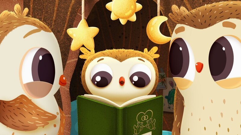 Odo schaut mit seinen Eltern das Fotoalbum von deren Hochzeit an. – Bild: KiKA/​Sixteen South & Letko