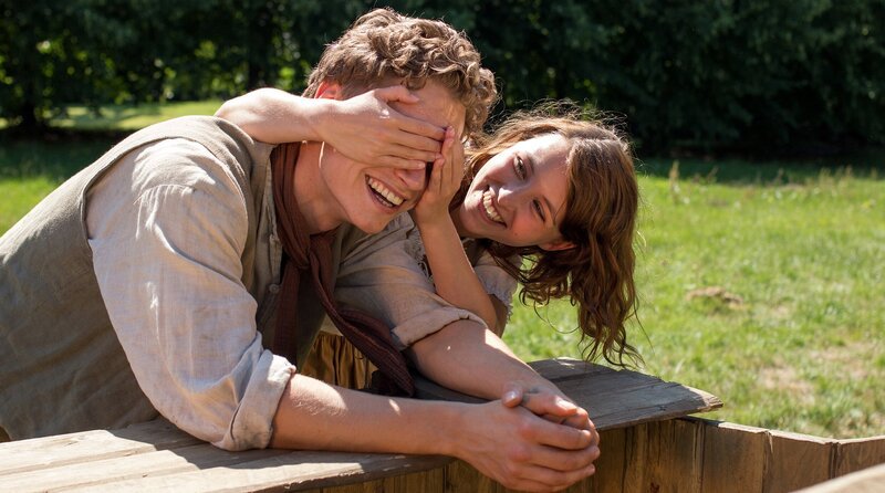 Andrees (Rafael Gareisen) ist auf seinem vertrockneten Land, Maren (Janina Fautz) kommt dazu. – Bild: NDR/​Manju Sawhney