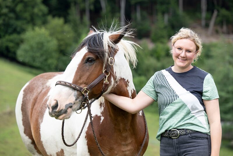 Bei Herscheid im Sauerland liegt der Biohof Nebling-Stamm. Vor sieben Jahren haben Conny (Foto) und ihr Mann Mario den Hof gegründet. Seitdem gestalten die beiden Stück für Stück ihren Bauernhof. Begonnen hat alles mit zwei Schottischen Hochlandrindern, drei Schafen und einem Pferd. – Bild: WDR/​Melanie Grande
